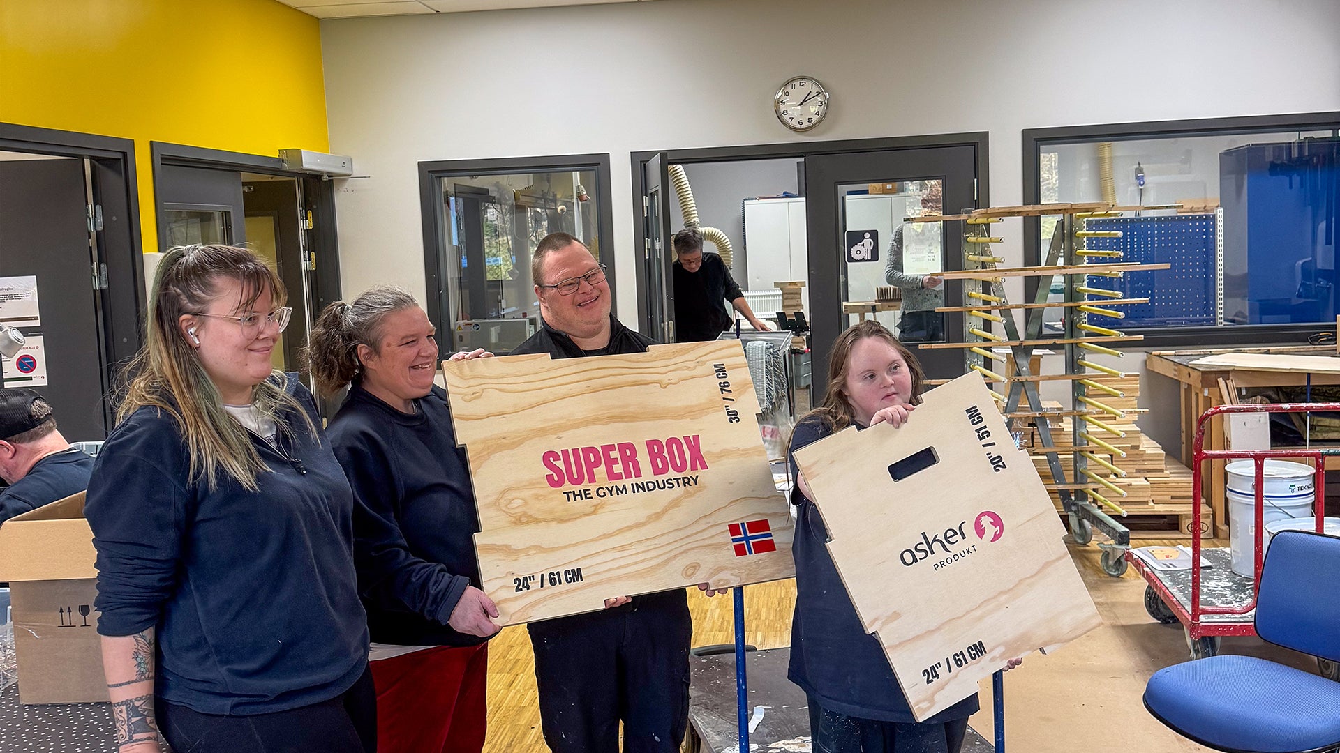 Person trener styrke hjemme med vekter og treningsmatte.
Beskrivelse: Effektiv hjemmetrening med vekter, benk og funksjonelt utstyr fra The Gym Industry. Gjør styrketrening enkelt og inspirerende.